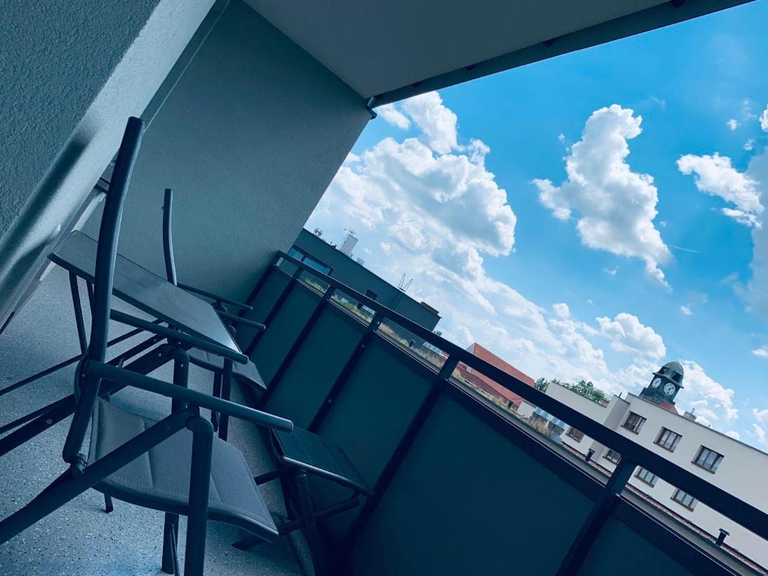 E1 Luxury Oldtown Apt - 2X Parking, Foodstore, Pcscreen, Netflix, Unlimited Music, Crib, Babychair, Fastwifi, Aircon Košice Exterior foto