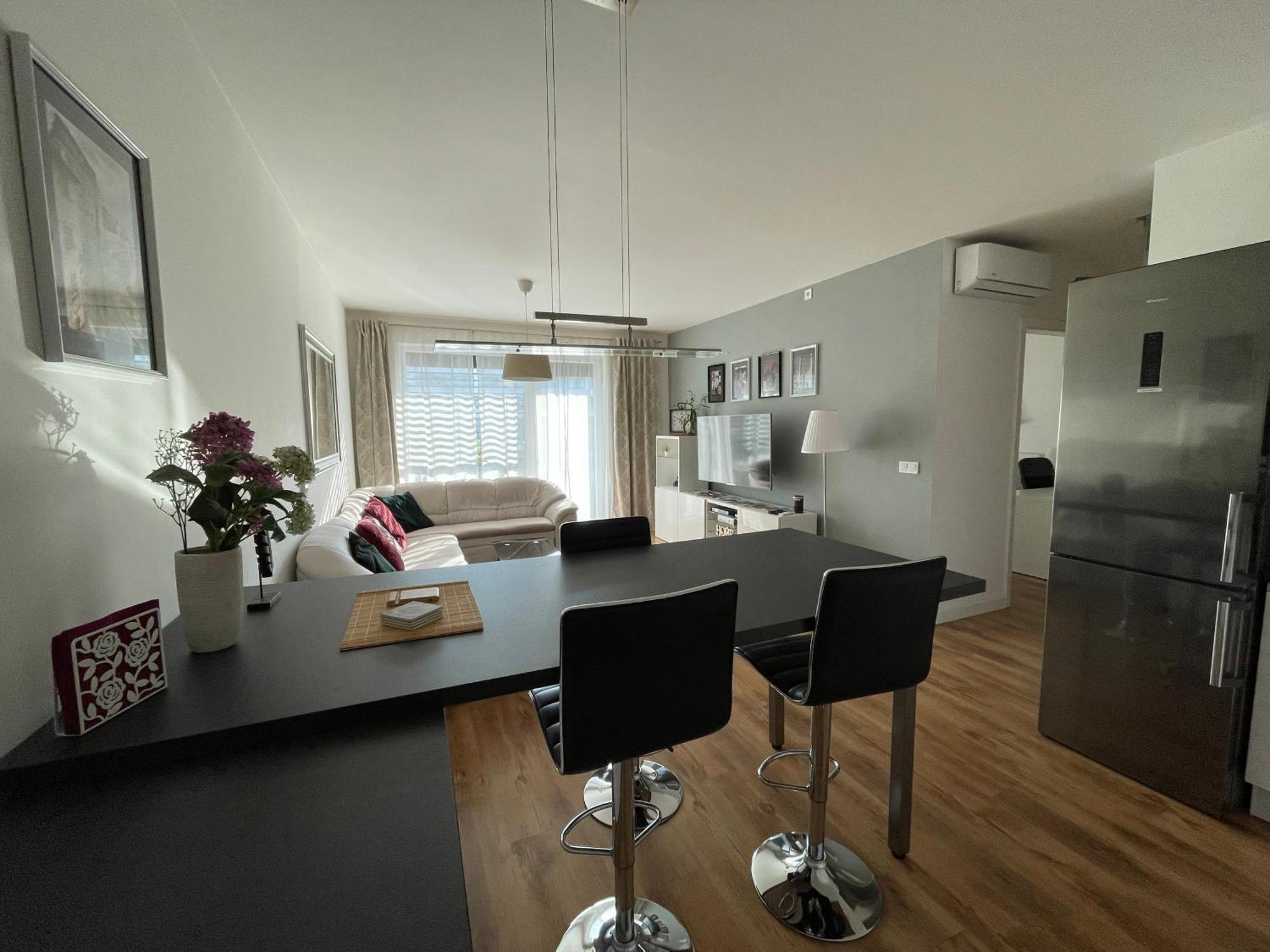 E1 Luxury Oldtown Apt - 2X Parking, Foodstore, Pcscreen, Netflix, Unlimited Music, Crib, Babychair, Fastwifi, Aircon Košice Exterior foto
