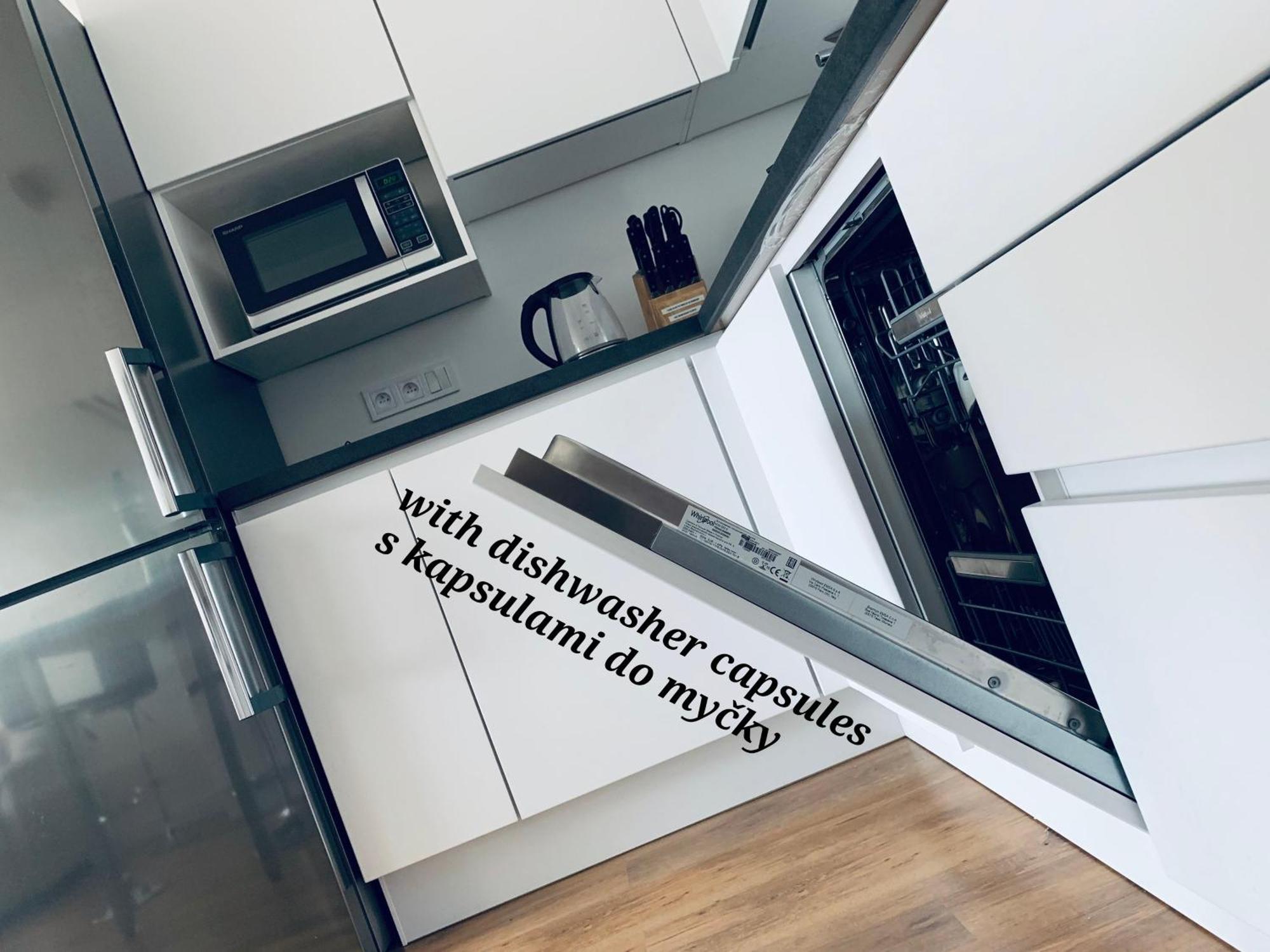 E1 Luxury Oldtown Apt - 2X Parking, Foodstore, Pcscreen, Netflix, Unlimited Music, Crib, Babychair, Fastwifi, Aircon Košice Exterior foto
