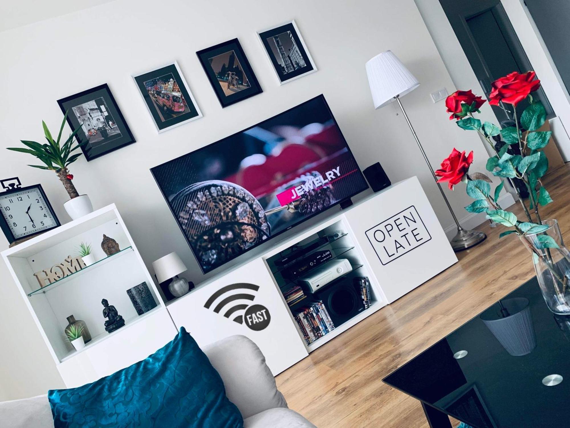 E1 Luxury Oldtown Apt - 2X Parking, Foodstore, Pcscreen, Netflix, Unlimited Music, Crib, Babychair, Fastwifi, Aircon Košice Exterior foto